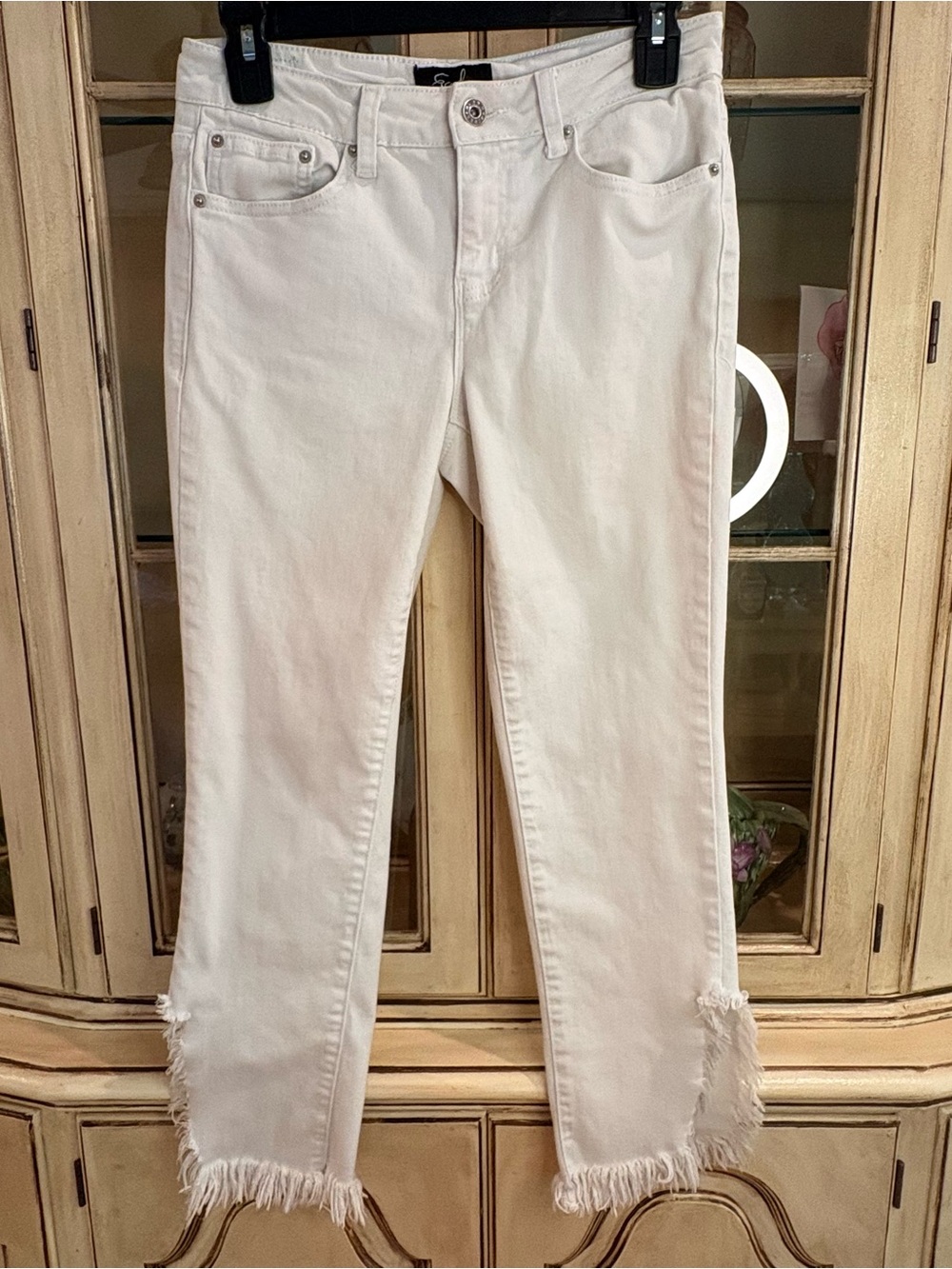 Earl Jeans Frayed Hem Cropped Ankle Jeans in Off White Size 4
